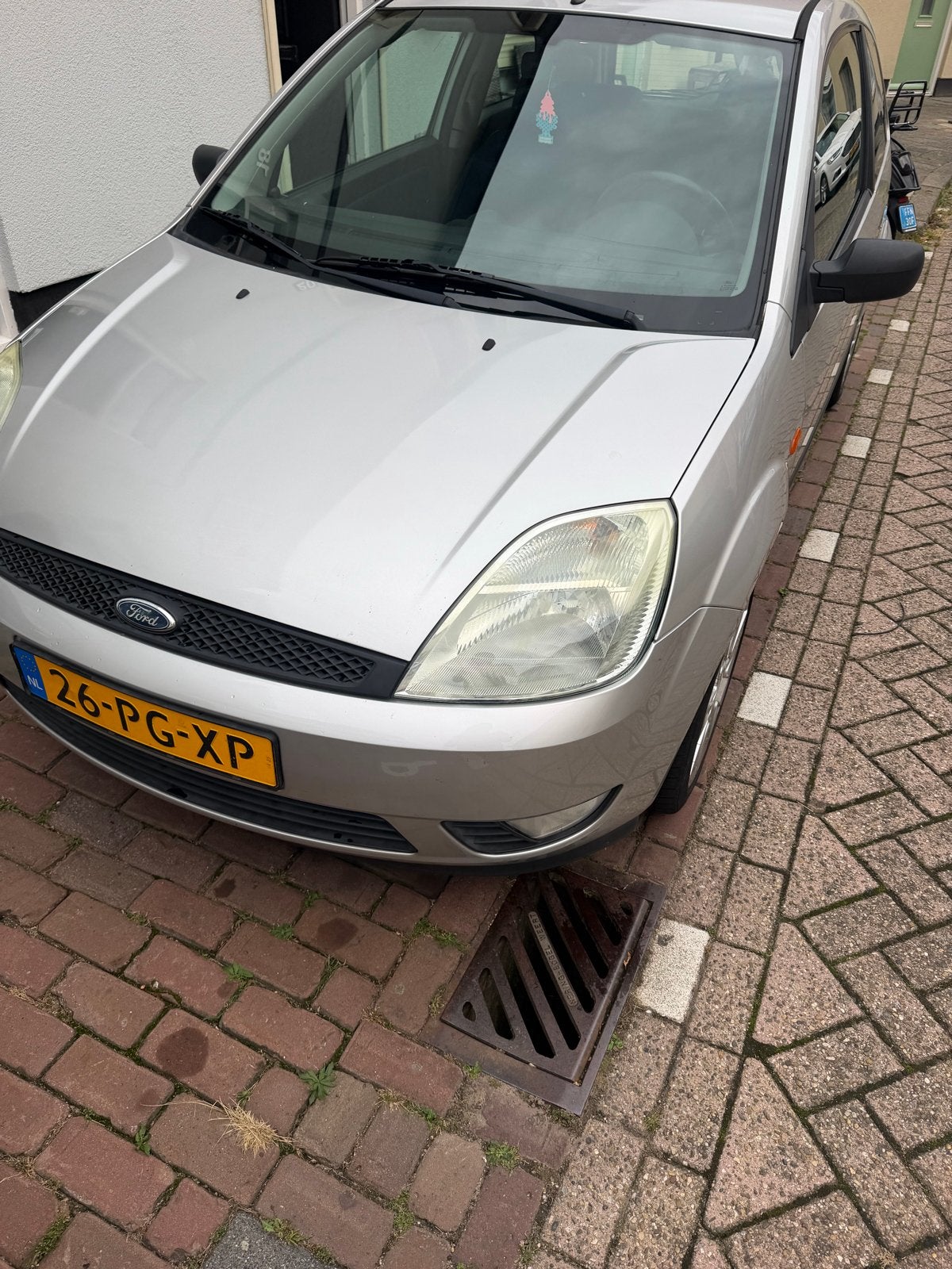 Ford Fiësta 1.4 16V 3DR 2004 Grijs met Trekhaak, Auto's, Voorwielaandrijving, 15 km/l, 40 €/maand, 4 cilinders
