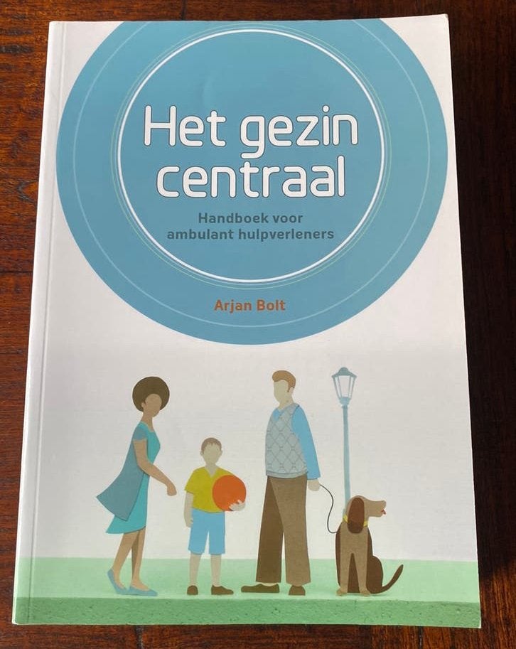 Het gezin centraal ISBN 9789088506598, Arjan Bolt, Zo goed als nieuw, Alpha, HBO