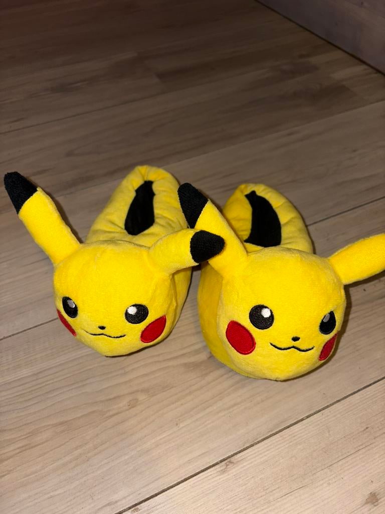 Pikachu sloffen maat 31, Ophalen, Slofjes, Zo goed als nieuw, Jongetje