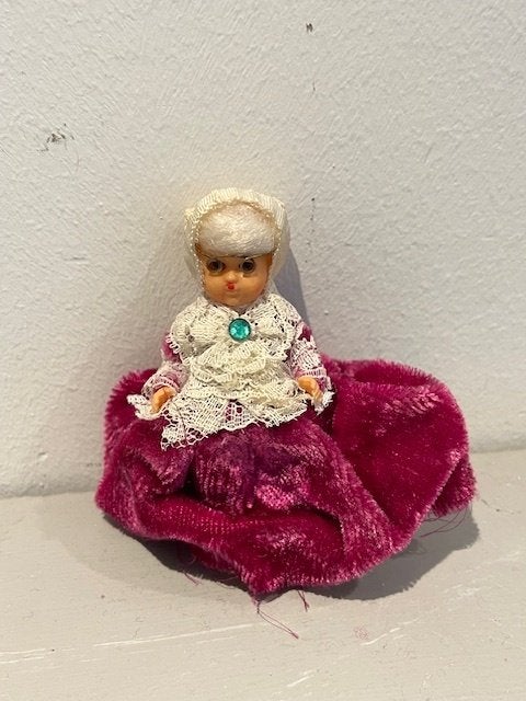 Vintage poppenhuis pop. Klein poppetje poppenhuis., Ophalen