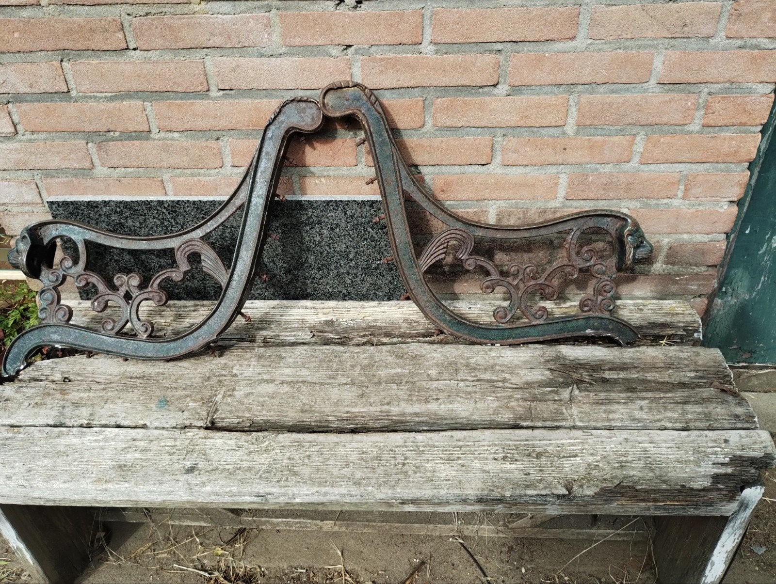 Gietijzeren leeuwkoppen, Ophalen, Hout