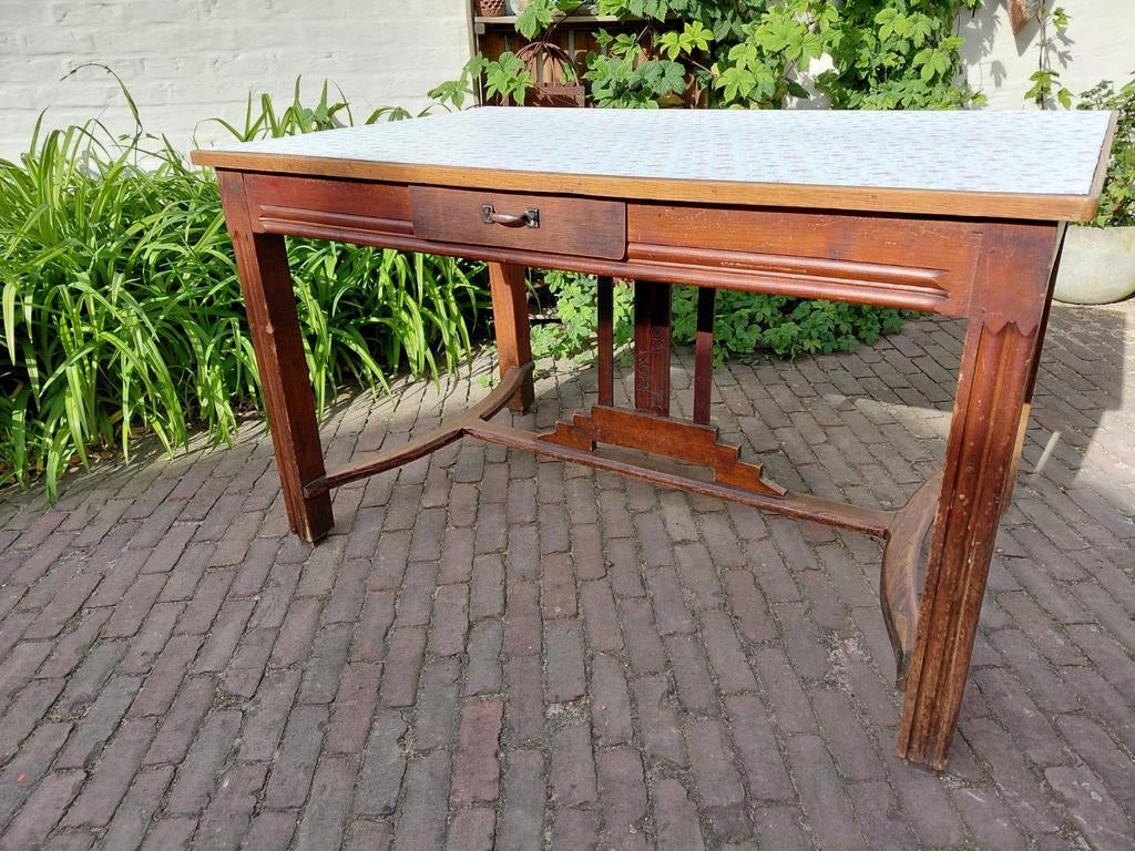 Oude houten tafel met lade, Ophalen