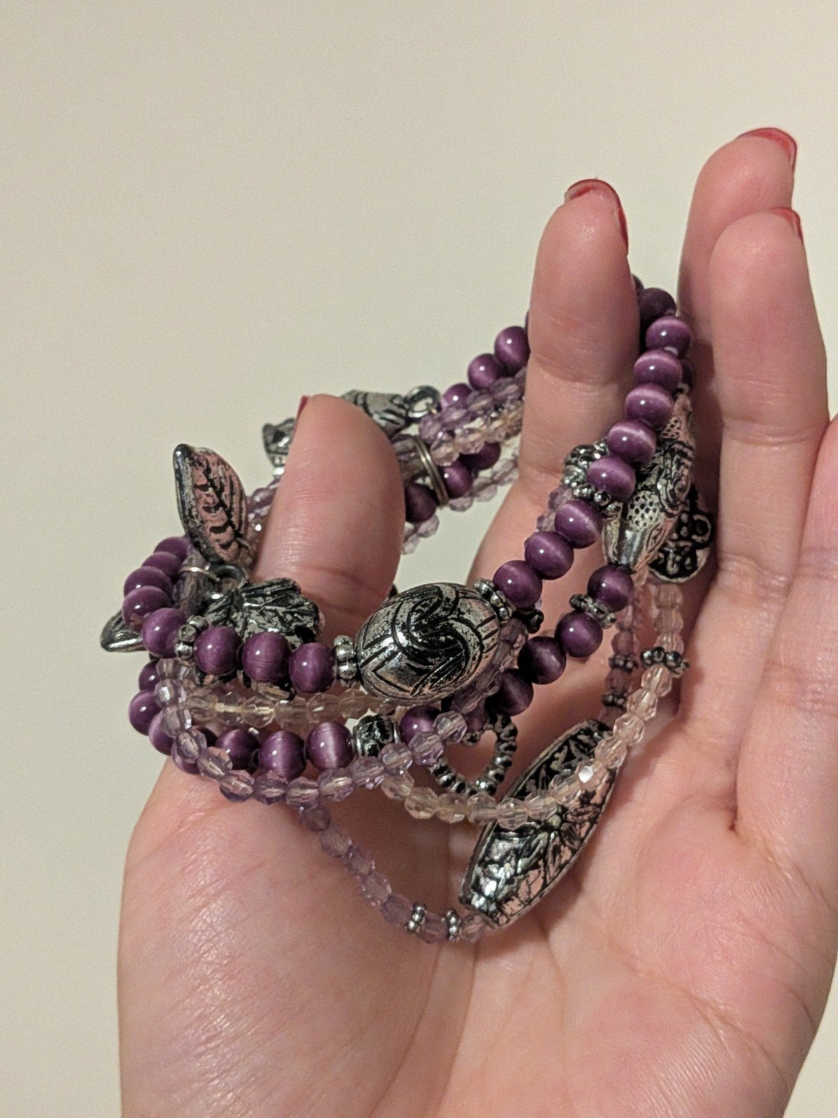 Paarse kralenarmband met bedels, Overige materialen, Paars, Ophalen of Verzenden, Zo goed als nieuw