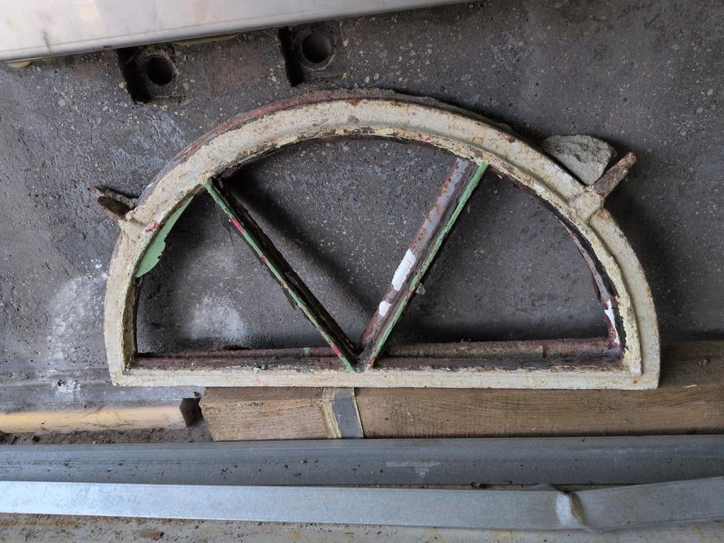 Twee gietstalen boeren raampjes - enkel het frame, Doe-het-zelf en Verbouw, Glas en Ramen, Ophalen, Gevelraam of Ruit, Gebruikt