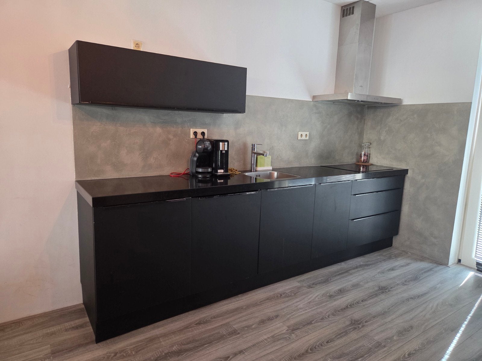 Moderne zwarte keuken met inbouwapparatuur van Bruynzeel, Ophalen, Gebruikt, Zwart, Graniet of Steen