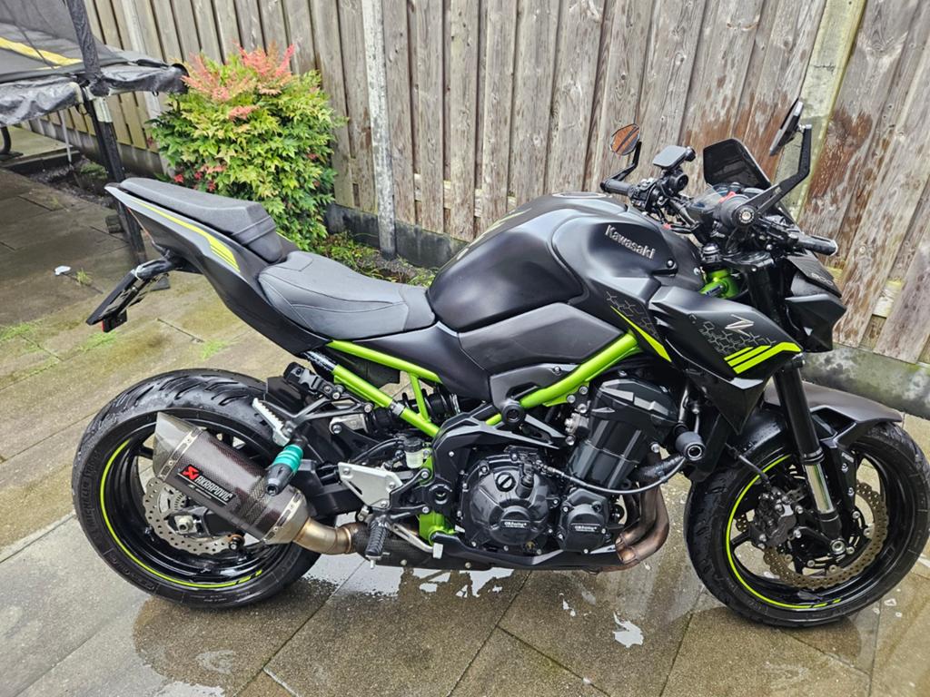 Kawasaki Z900 - Krachtige Naked Bike met Akrapovic uitlaat, Motoren, 4 cilinders, 948 cc, Particulier, Meer dan 35 kW