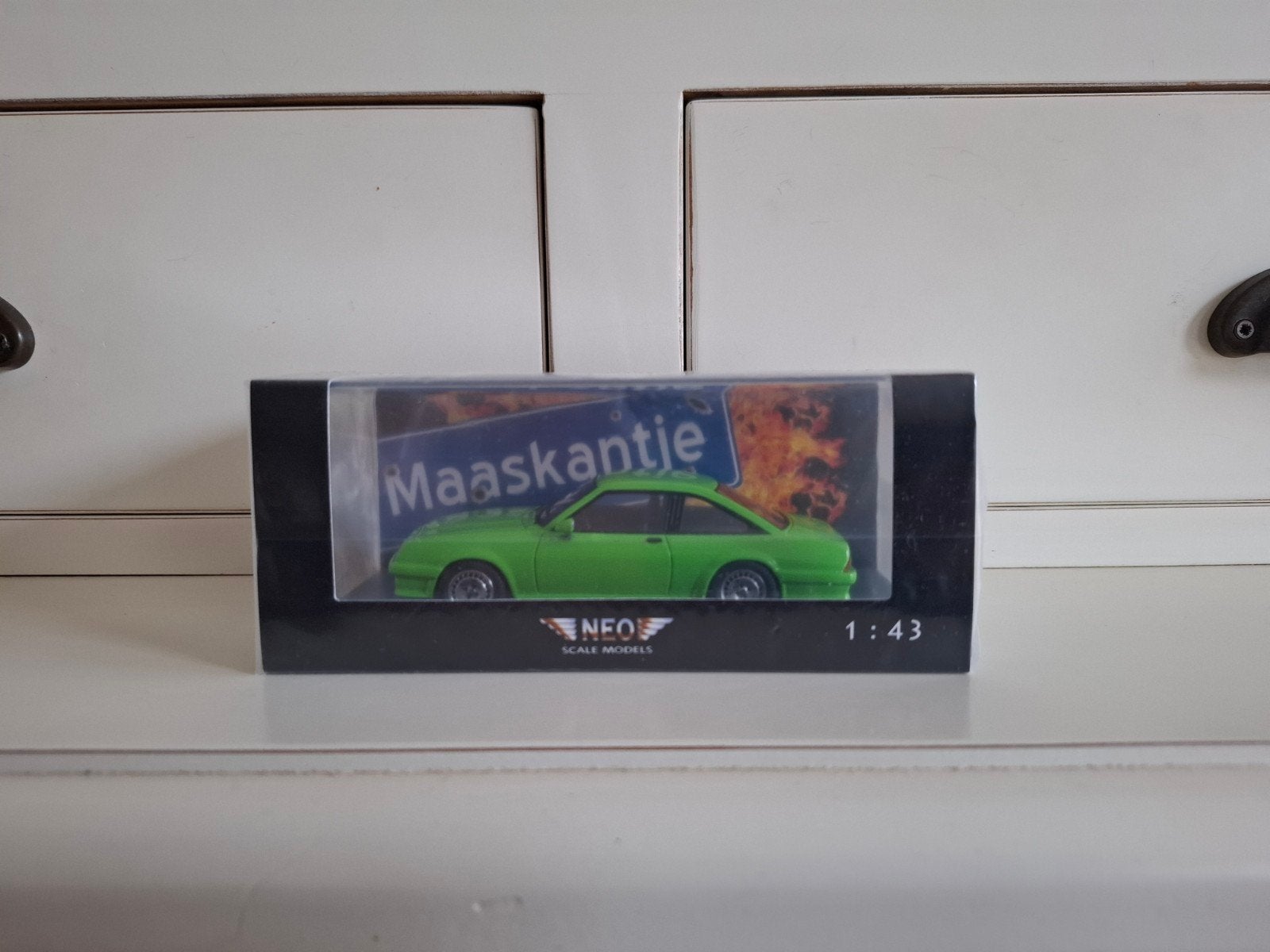 Neo 1:43 - Opel Manta uit New Kids film - Maaskantje, Hobby en Vrije tijd, Modelauto's | 1:43, Ophalen of Verzenden, Nieuw, Auto