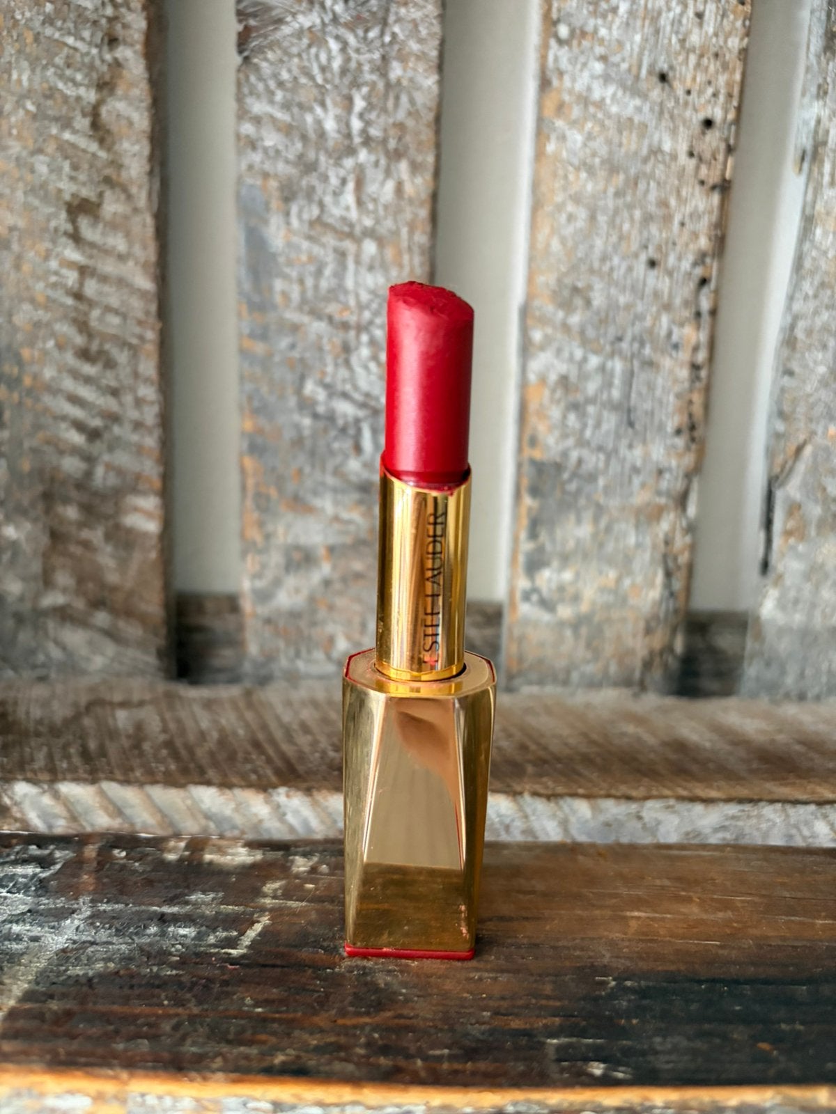 Estee Lauder Desire Lipstick 314 Lead On Matte, Ophalen of Verzenden, Zo goed als nieuw, Rood, Lippen
