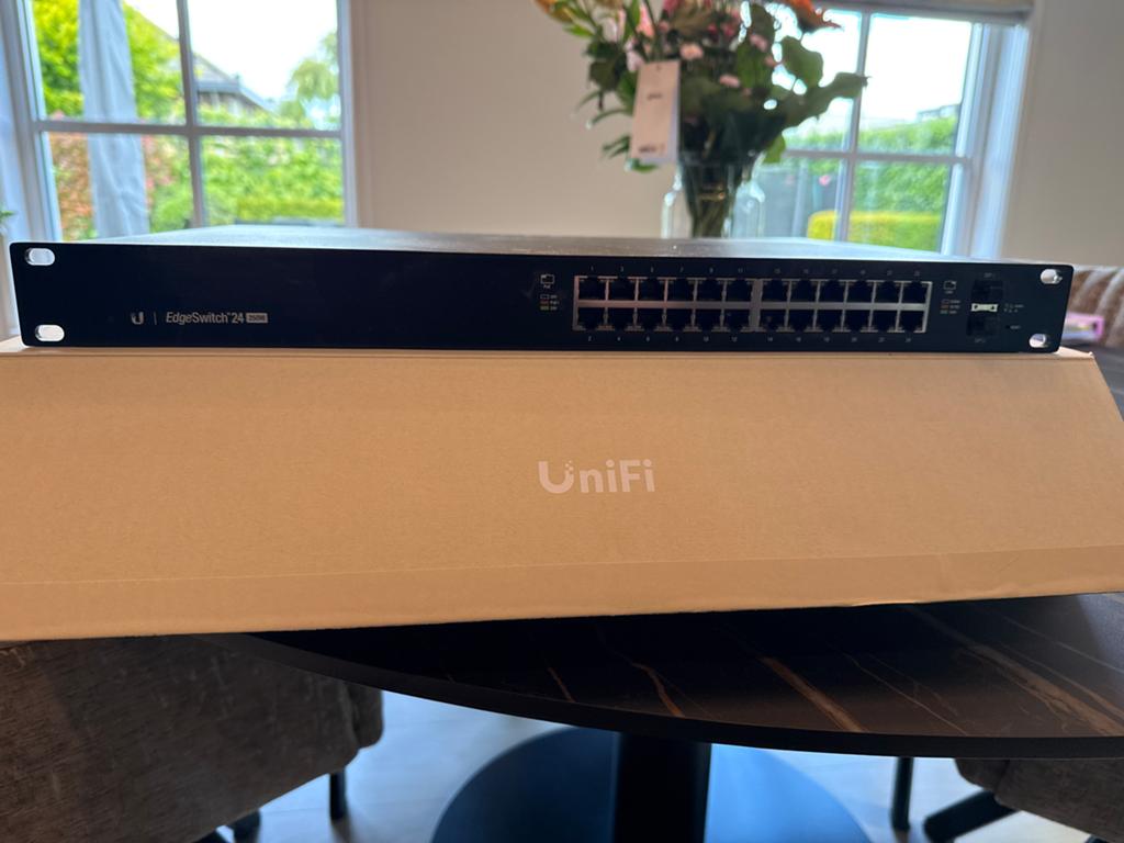 Ubiquiti EdgeSwitch 24 250W - Managed PoE+ Gigabit Switch, Computers en Software, Netwerk switches, Ophalen of Verzenden, Gebruikt