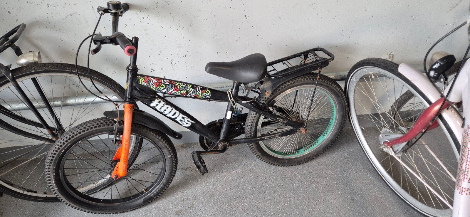 Hades 20 inch kinderfiets - Zwart met oranje details, Fietsen en Brommers, Fietsen | Kinderfietsjes, Ophalen of Verzenden, Gebruikt
