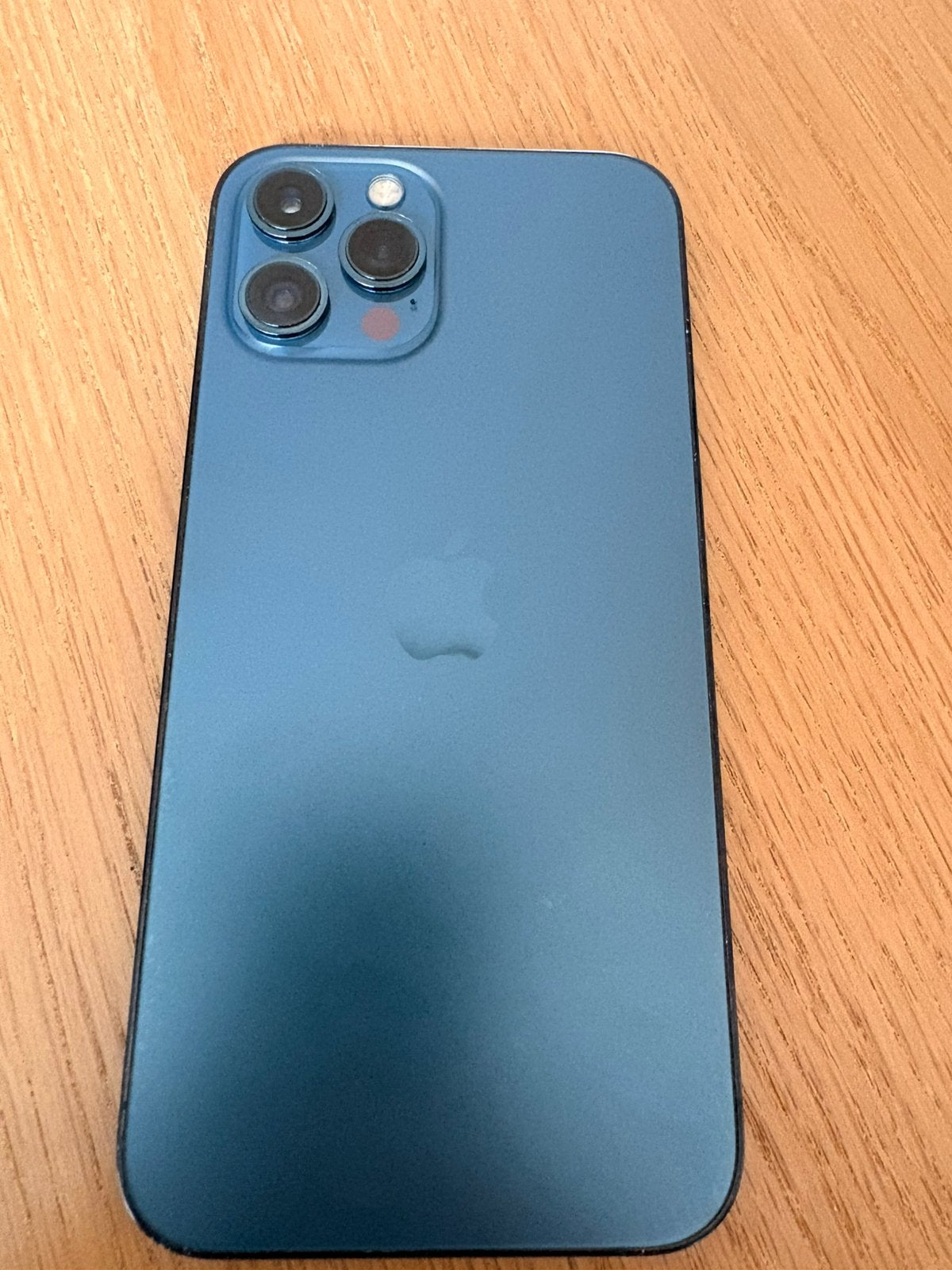 Foto 3 van iPhone12ProMax 128GB scherm gebarsten en bekrast– werkt goed