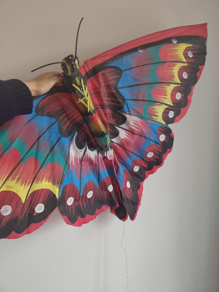 Handbeschilderde Balinese vlinder vlieger (butterfly kite), Antiek en Kunst, Ophalen of Verzenden