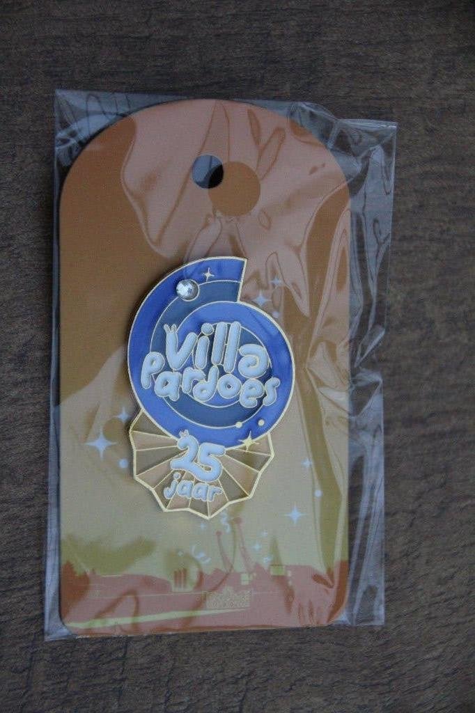 efteling pin  25 jaar villa pardoes, Ophalen of Verzenden, Zo goed als nieuw, Button of Speldje