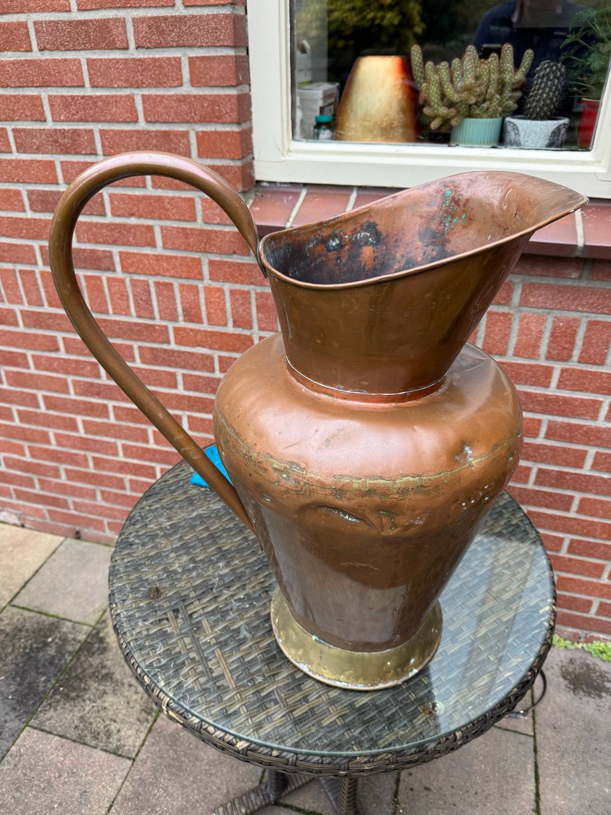 Grote vintage handgesmede koperen pitcher met messing basis, Ophalen of Verzenden