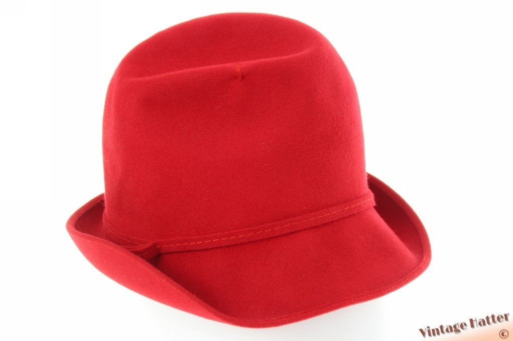 Vintage Dameshoed rood vilt met kneepje en verenhouder 55,5, Ophalen of Verzenden, Zo goed als nieuw, 55 cm (S, 6⅞ inch) of minder