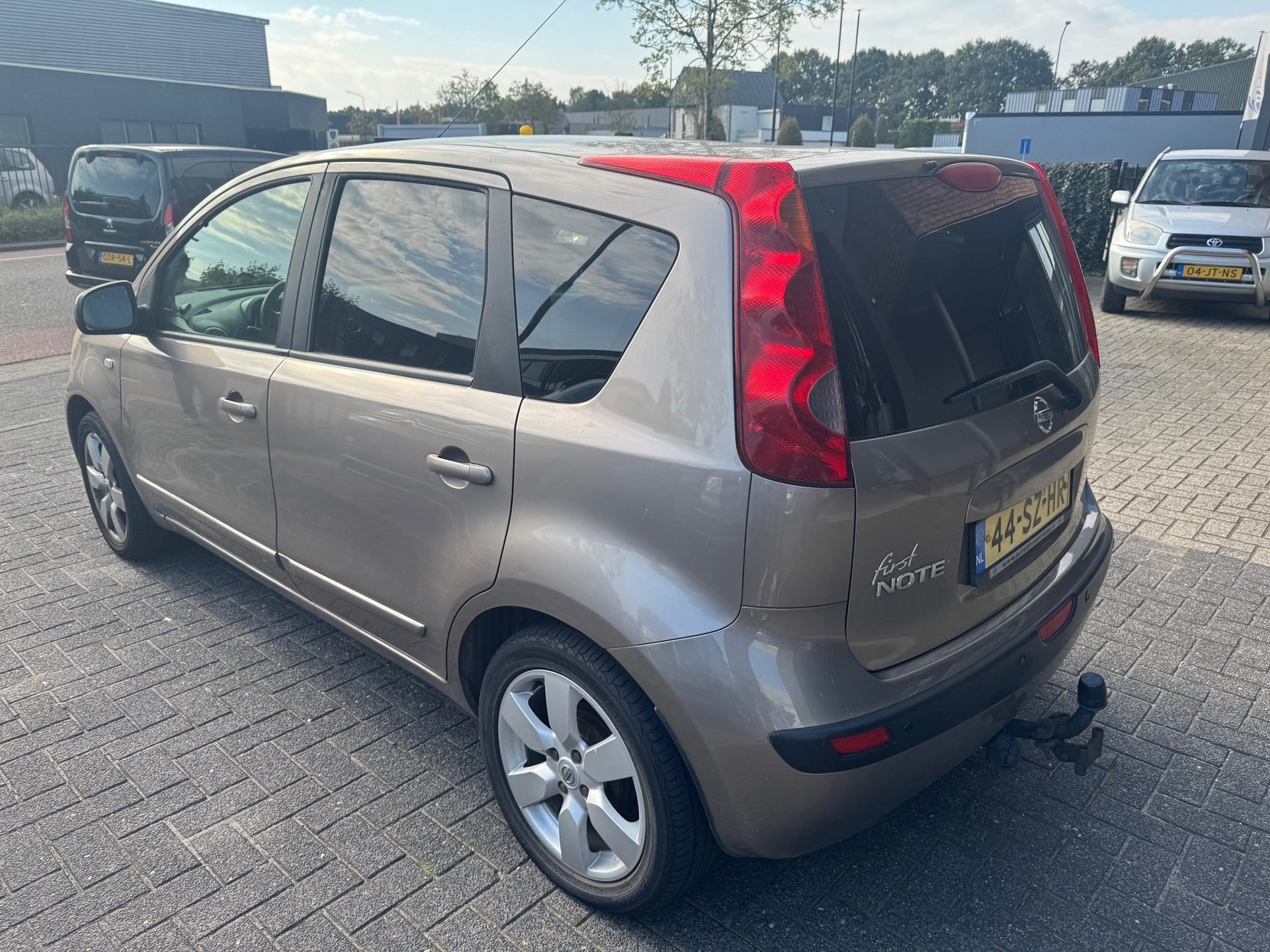 Nissan Note 1.4 First Note CLIMA TREKHAAK PDC NIEUWE APK ORI, Voorwielaandrijving, 4 cilinders, Bruin, Origineel Nederlands