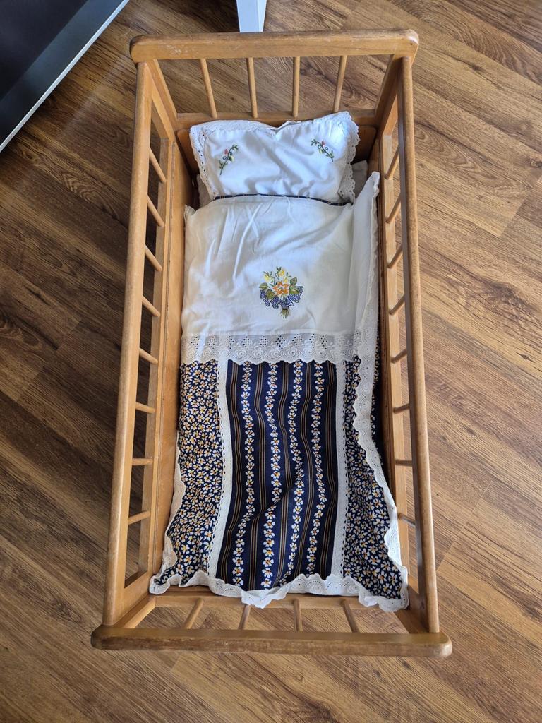 Antiek vintage houten poppenbedje met dekentjes, Kinderen en Baby's, Speelgoed | Poppen, Ophalen, Gebruikt, Overige typen