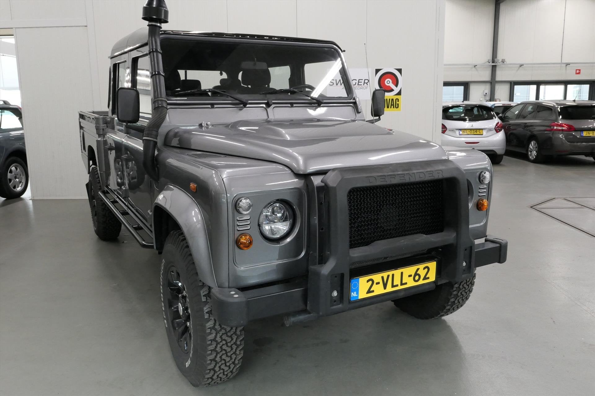 Land Rover Defender 130 CREWCAB DC 4WD (Goed onderhouden), Auto's, Stof, Zwart, 4 cilinders, 122 pk