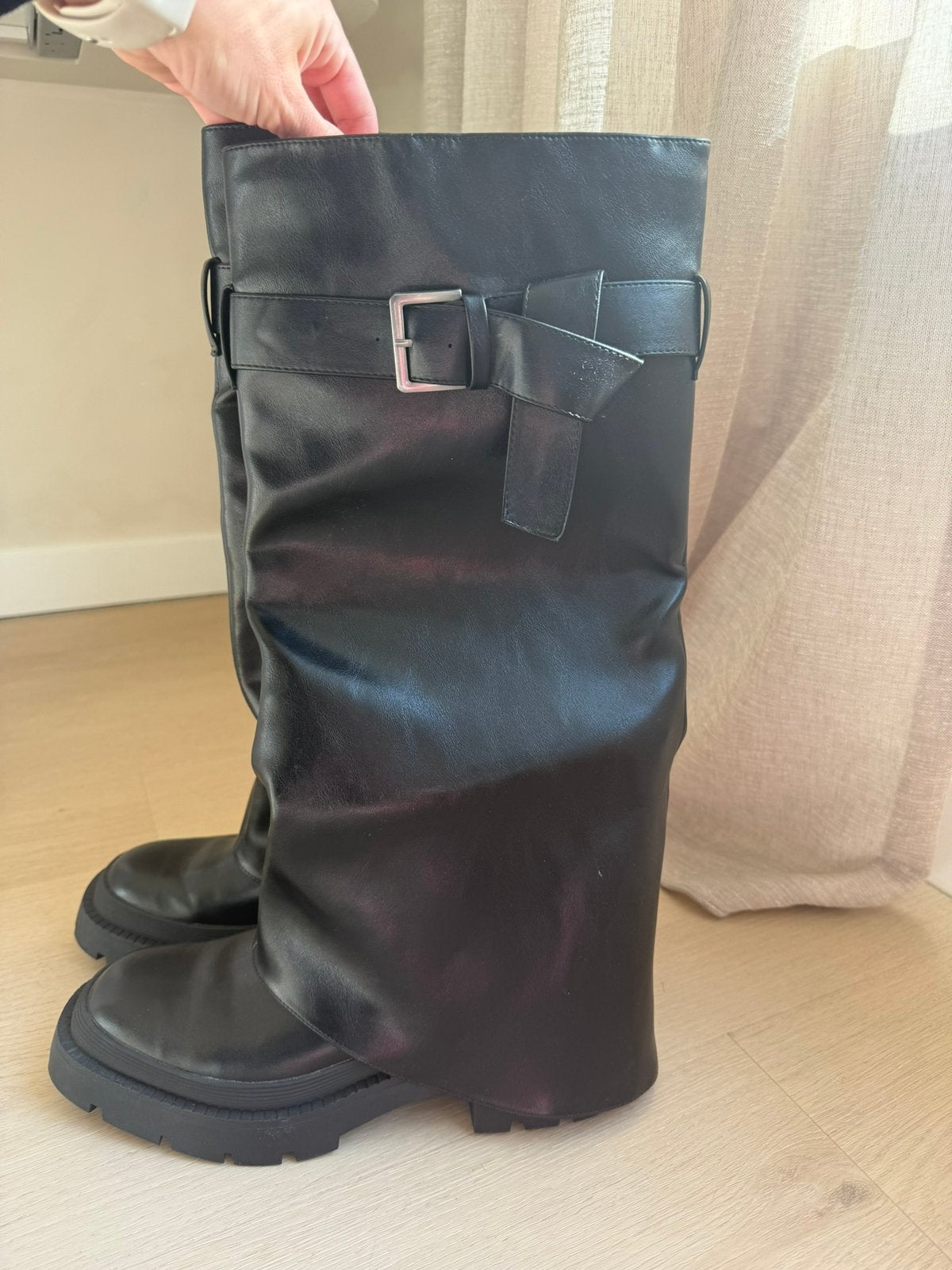 Te koop laarzen van de zara, maat 39, Hoge laarzen, Zwart, Ophalen of Verzenden, Zo goed als nieuw