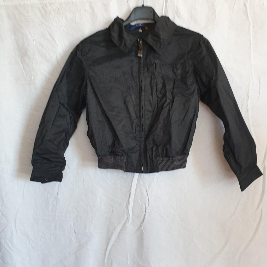 Stoere zwarte tussenjas. Mt 116. Merk D'Arlau, Meisje, ., Ophalen of Verzenden, Zo goed als nieuw