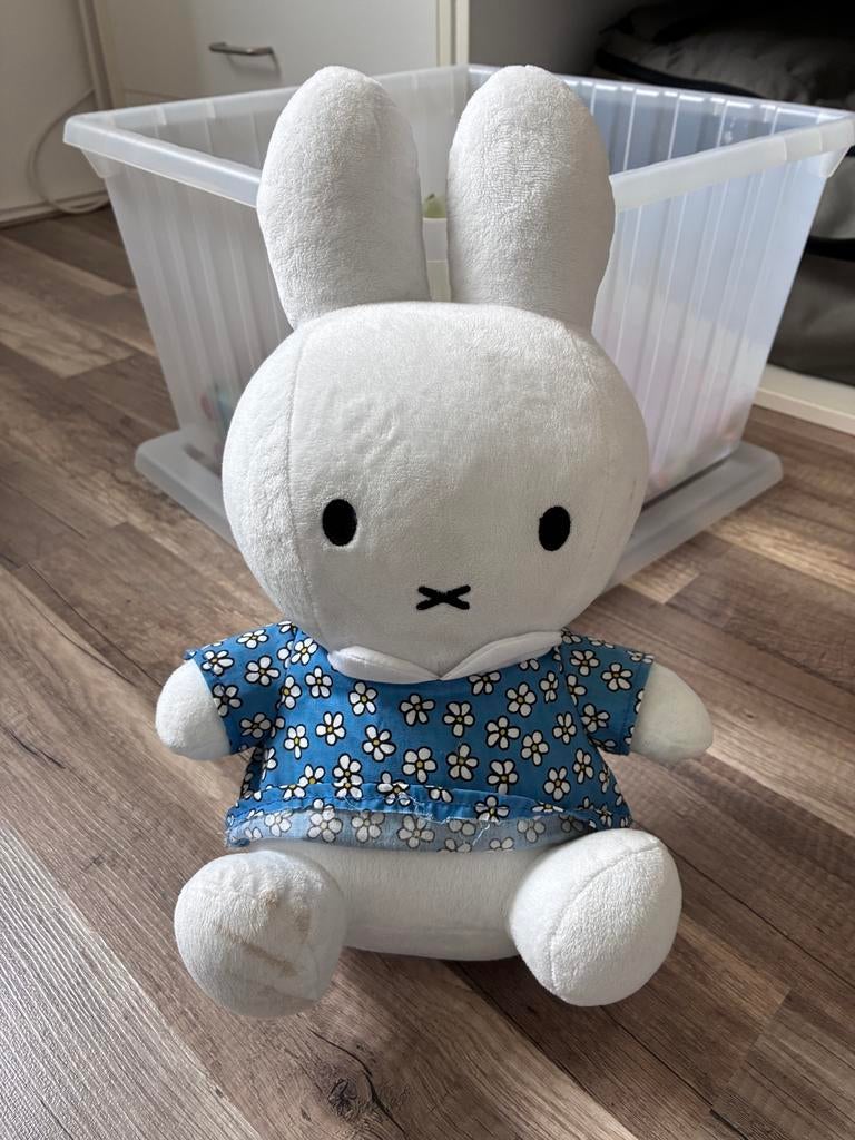 Nijntje knuffel met blauw bloemen shirt - 40 cm, Overige merken, Konijn, Nijntje, Ophalen of Verzenden