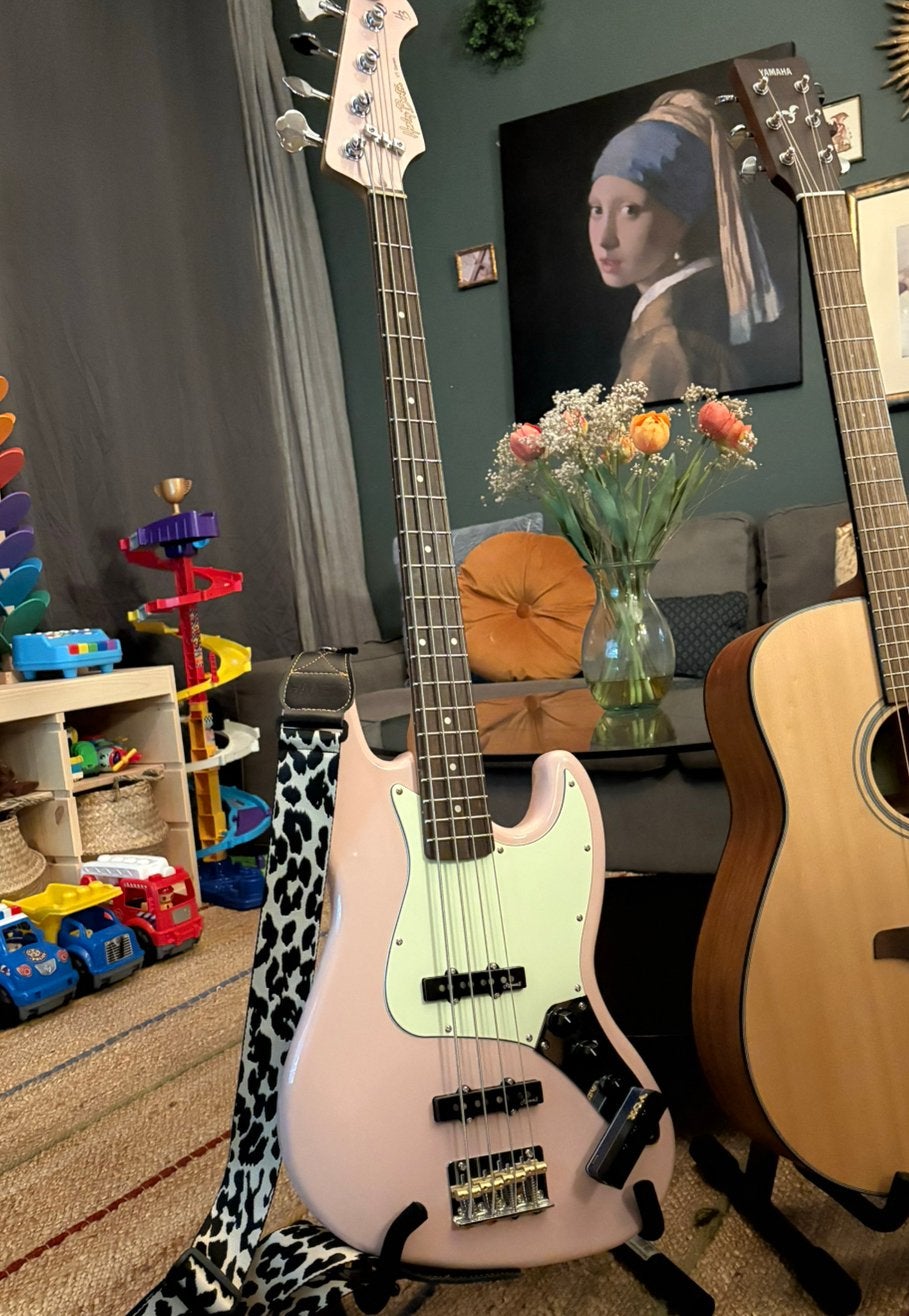 Roze basgitaar Harley Benton JC-62CC SP + garantie + extra’s, Ophalen, Nieuw, Elektrisch