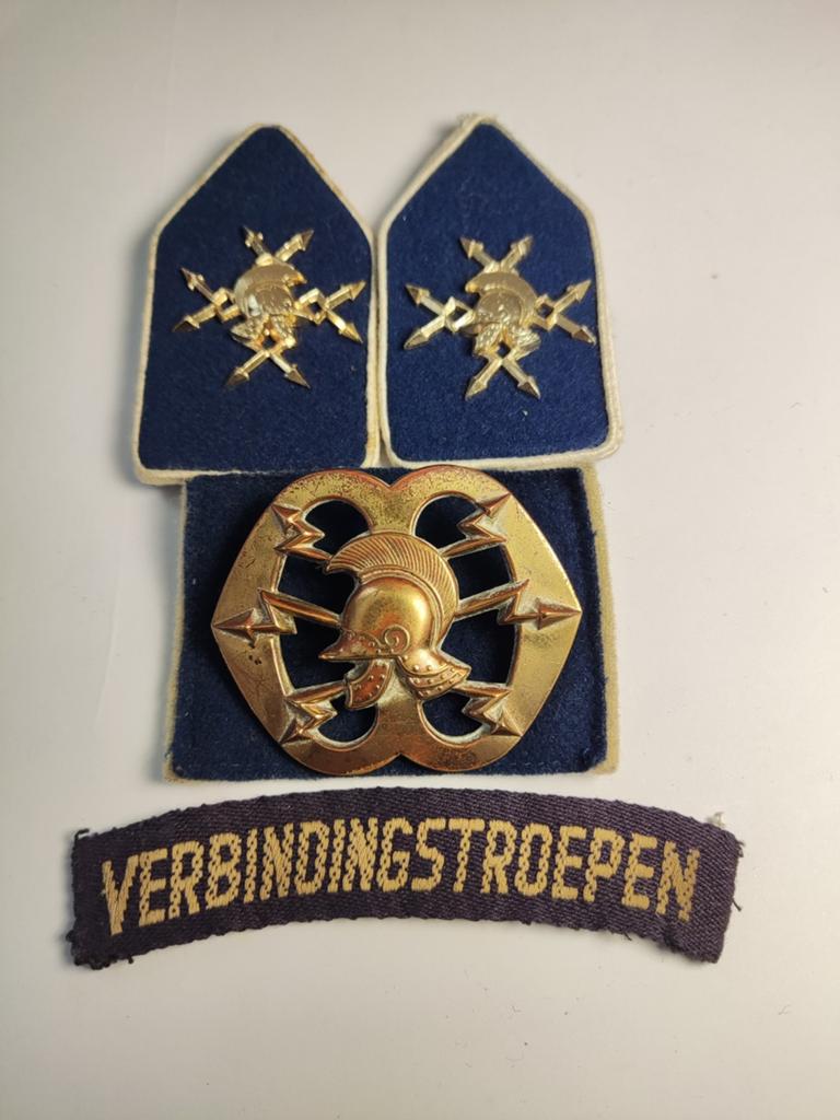 Setje verbindingstroepen met straatnaam. Oud koperen embleem, Verzamelen, Militaria | Algemeen, Ophalen of Verzenden, Landmacht