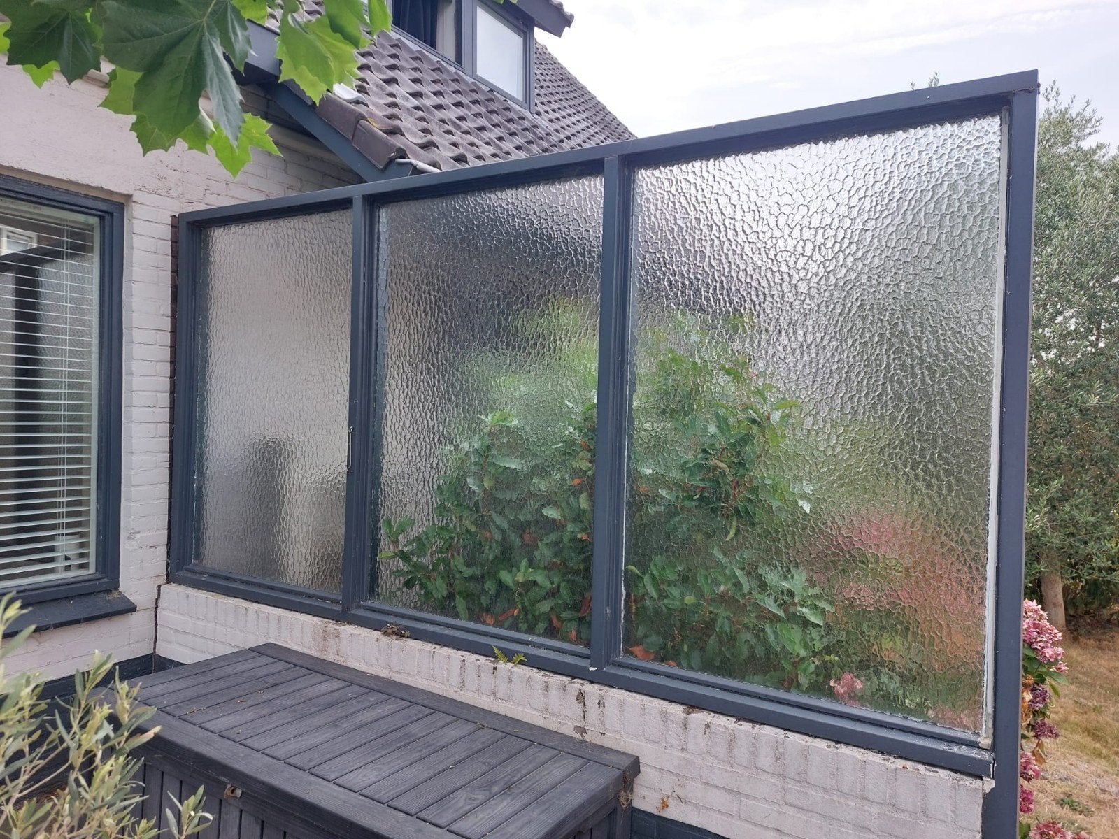 Glazen windscherm met houten kozijn, Tuin en Terras, Tuinschermen, Ophalen, Gebruikt, Aluminium, 200 cm of meer