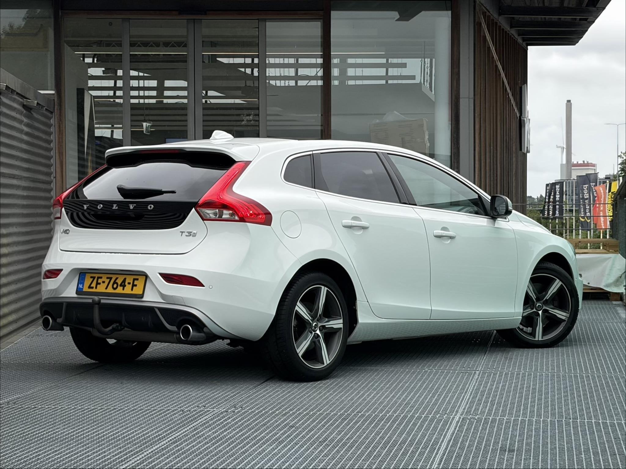 Volvo V40 1.5 T3 Polar+ Sport Automaat, R-design, Trekhaak m, Automatische klimaatregeling, Euro 6, 4 cilinders, 700 kg