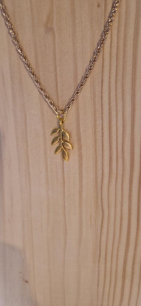 Gouden ketting met blad hanger, Sieraden, Tassen en Uiterlijk, Kettingen, Met hanger, Ophalen of Verzenden, Zo goed als nieuw