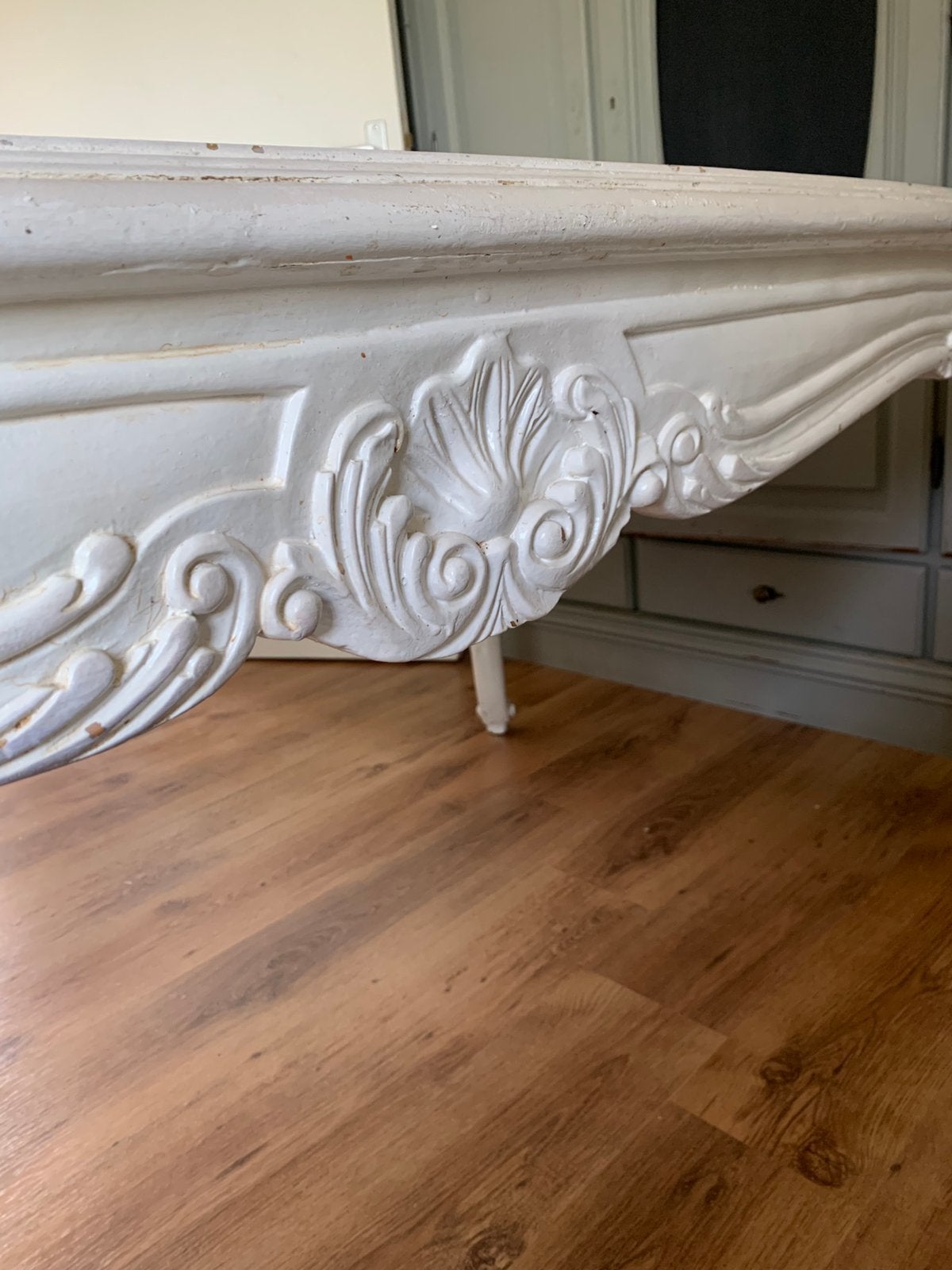Witte eettafel met houtsnijwerk (extra breed)., Ophalen, Gebruikt, Landelijk, Barok, 50 tot 100 cm