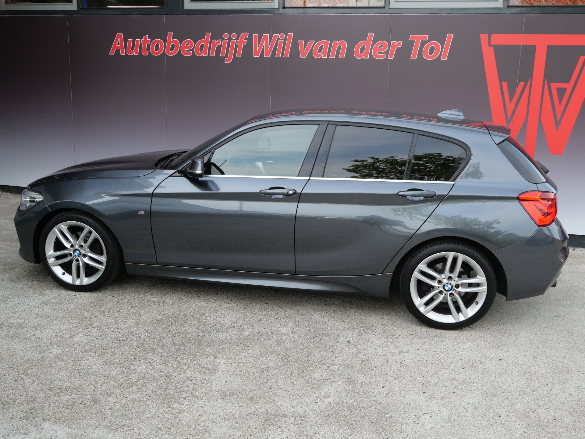 BMW 1-serie 118i M-SPORT | AUTOMAAT | BREED NAVI | LED | LEE, Auto's, Gebruikt, Bedrijf, 650 kg, 19 km/l