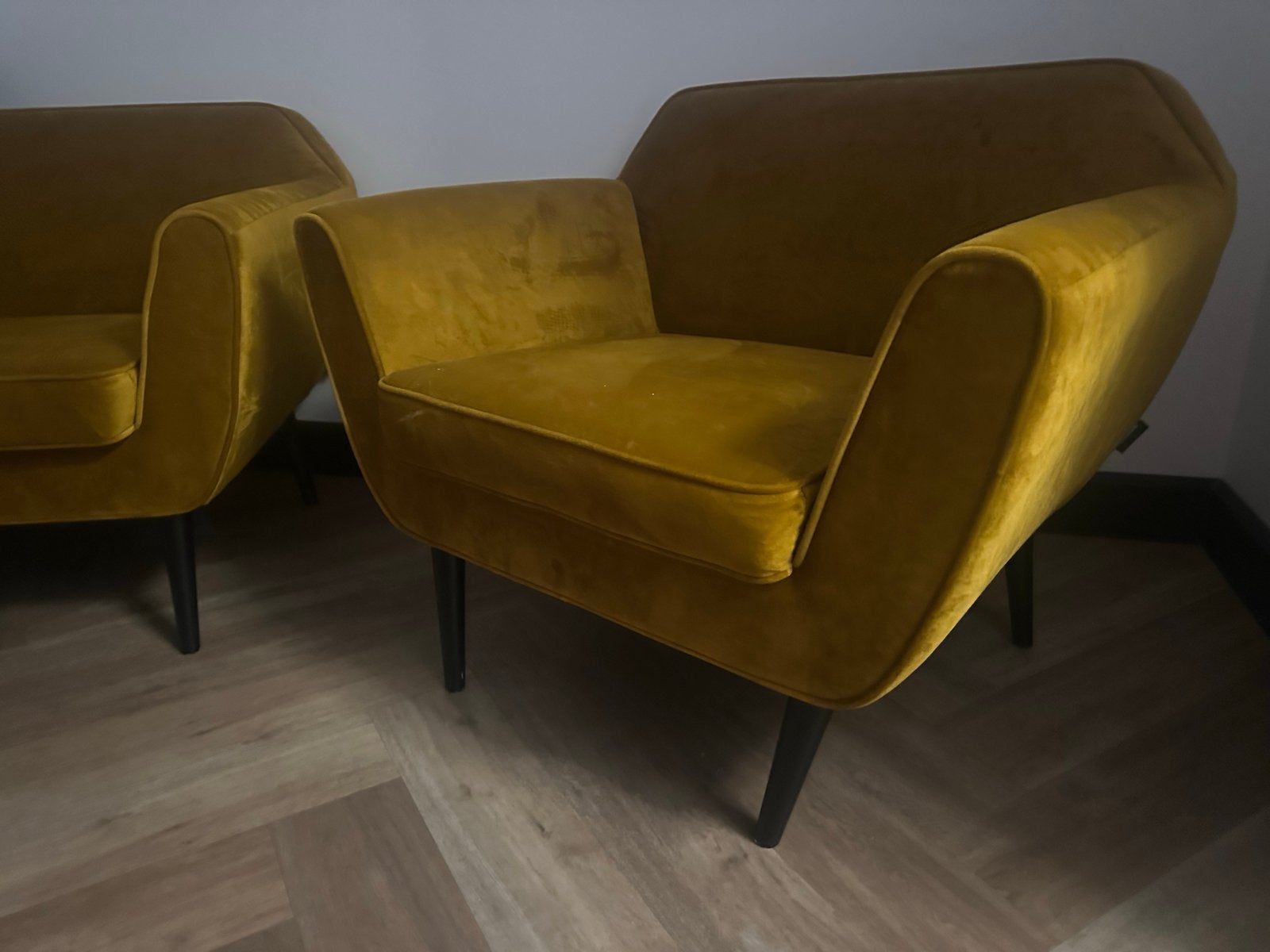 Twee okergele fluwelen fauteuils - Zo goed als nieuw, Huis en Inrichting, Fauteuils, Ophalen, 75 tot 100 cm, Zo goed als nieuw