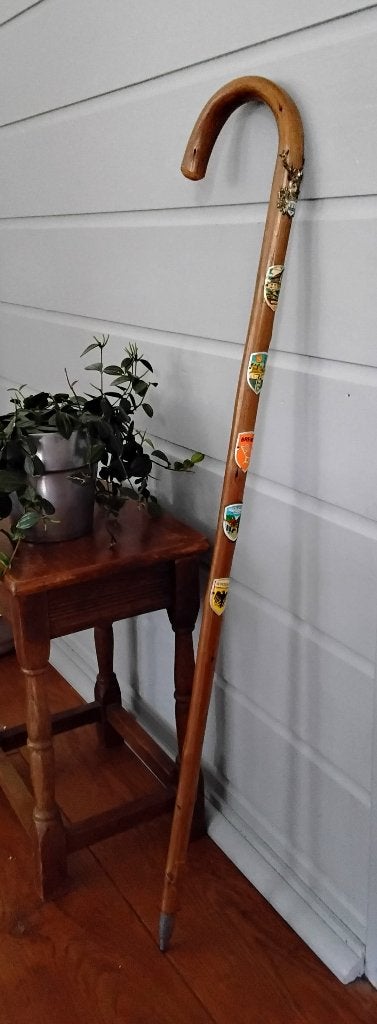 Oude houten wandelstok met metalen stokplaatjes - Duitsland, Ophalen of Verzenden, Gebruikt