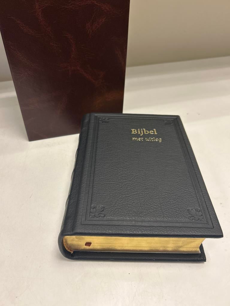 Bijbel met uitleg - Zwart leer, goud op snee, Antiek en Kunst, Antiek | Boeken en Bijbels, Ophalen of Verzenden