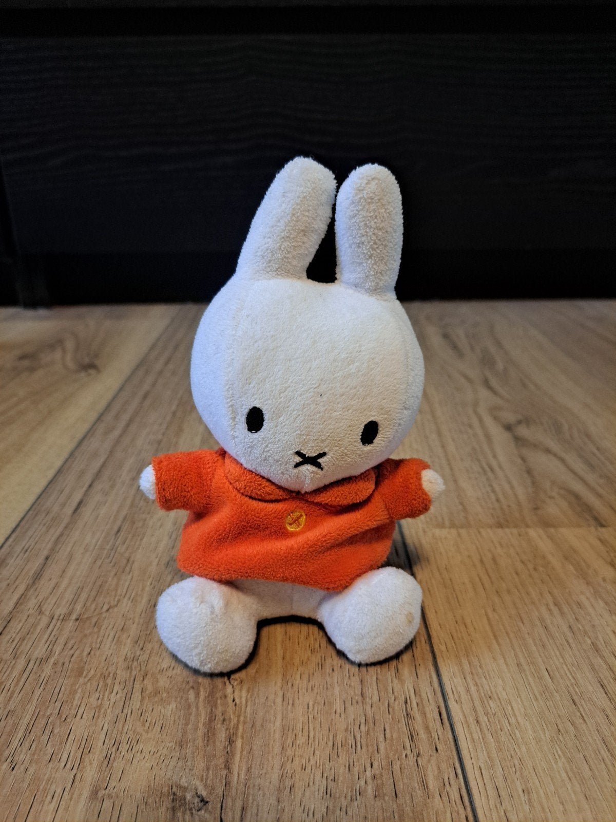 Klein Nijntje knuffeltje met oranje trui, Konijn, Nijntje, Ophalen of Verzenden, Zo goed als nieuw