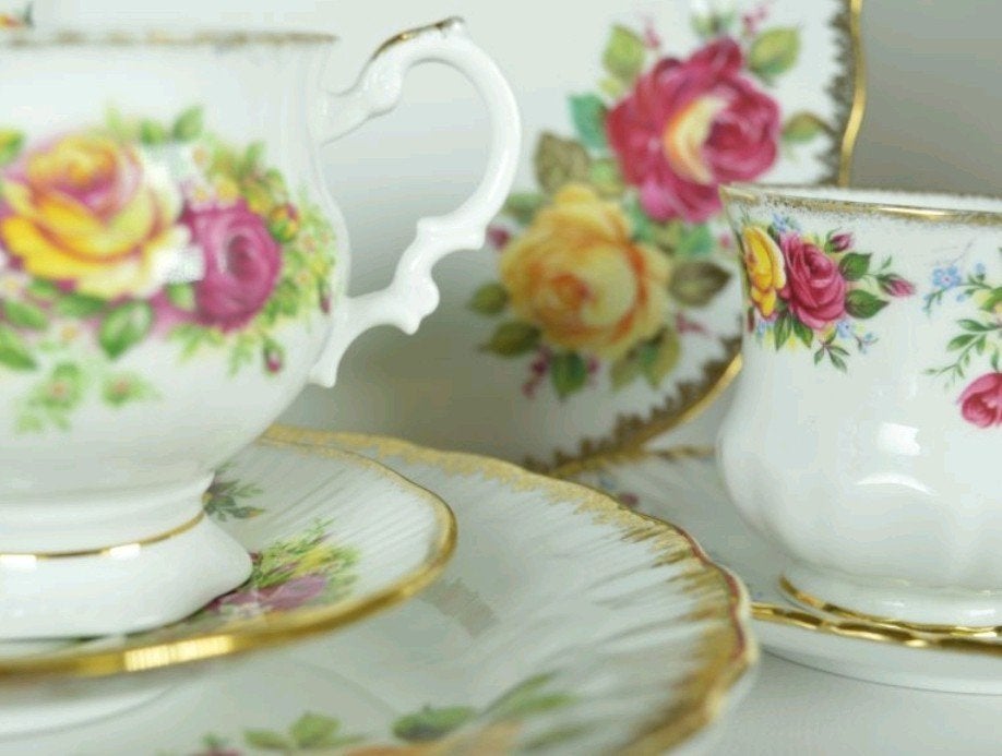 GEZOCHT Bloemenservies met gouden rand, Ophalen of Verzenden, Porselein, Overige stijlen, Bord(en)