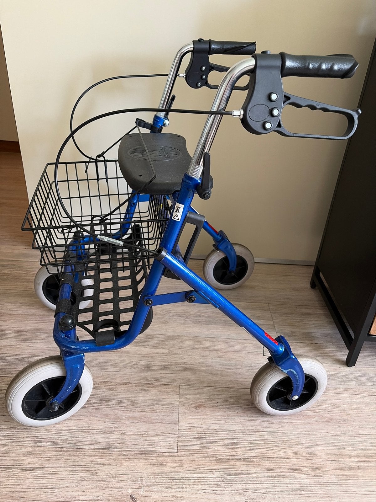 Opvouwbare rollator met mandje en dienblad, Diversen, Rollators, Ophalen, Zo goed als nieuw