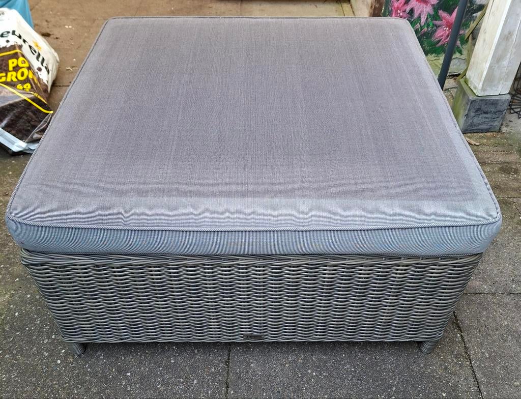 Hocker met grijs kussen 90x90, Ophalen, Gebruikt, Kunststof, Hocker