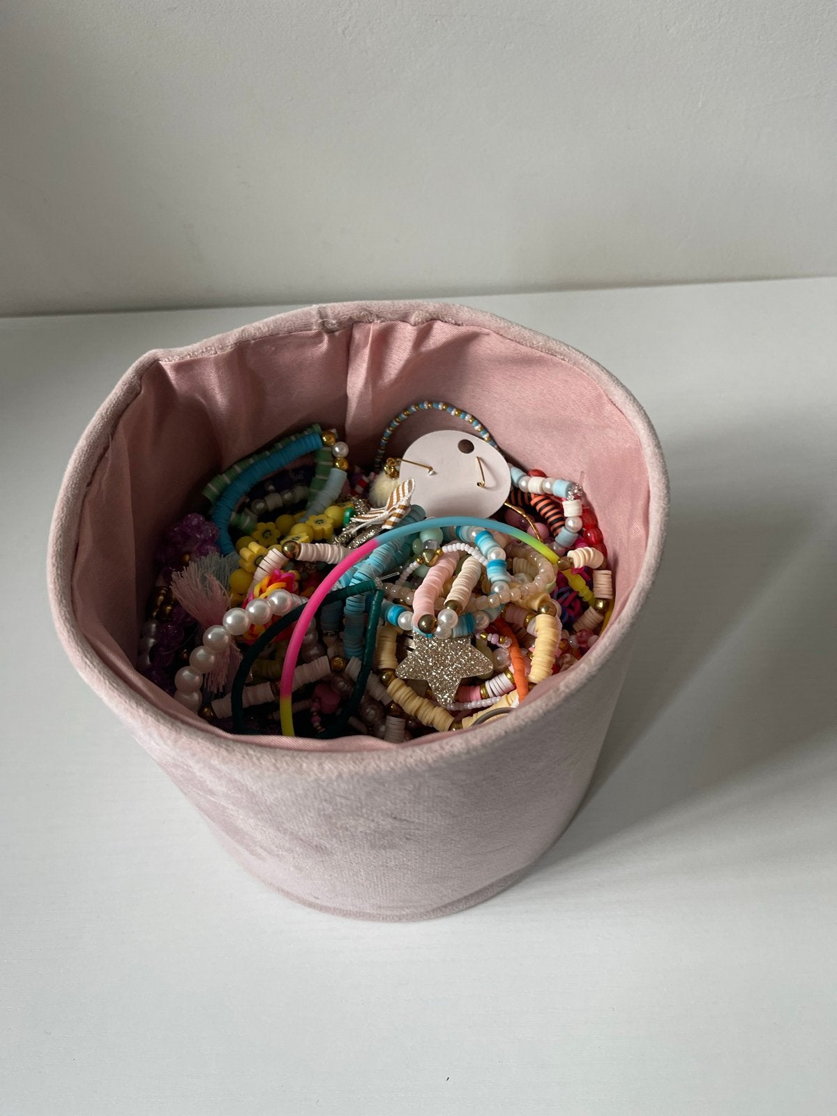 Grote collectie kleurrijke armbanden in roze mandje, Overige materialen, Gebruikt, Overige kleuren, Ophalen of Verzenden