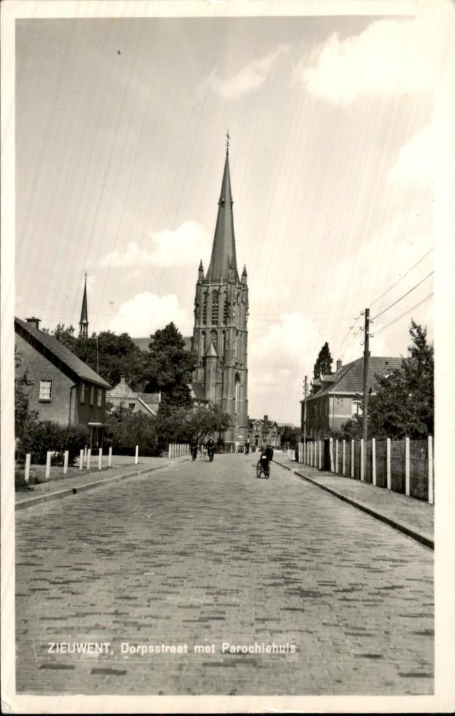Zieuwent - Dorpsstraat - Parochiehuis, Verzamelen, Ansichtkaarten | Nederland, Ongelopen, Gelderland, 1940 tot 1960, Ophalen of Verzenden