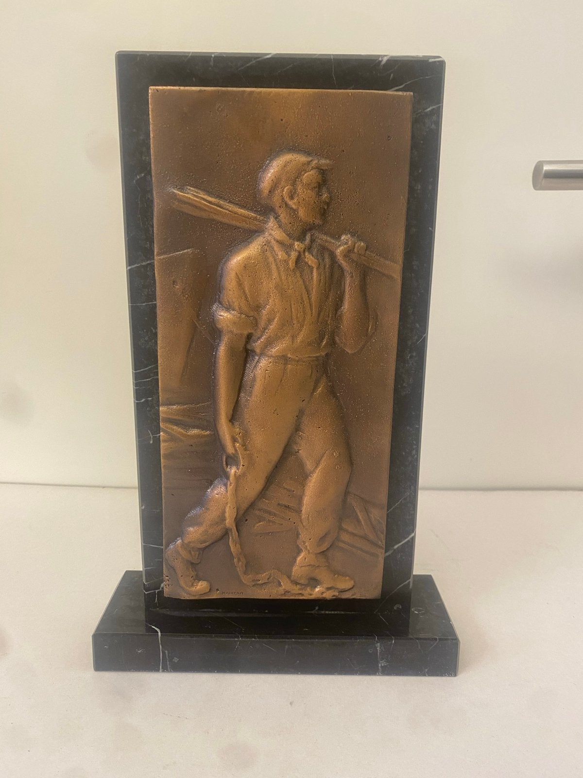 Art Deco bronzen reliëf op marmeren sokkel - 'De Werker', Ophalen of Verzenden