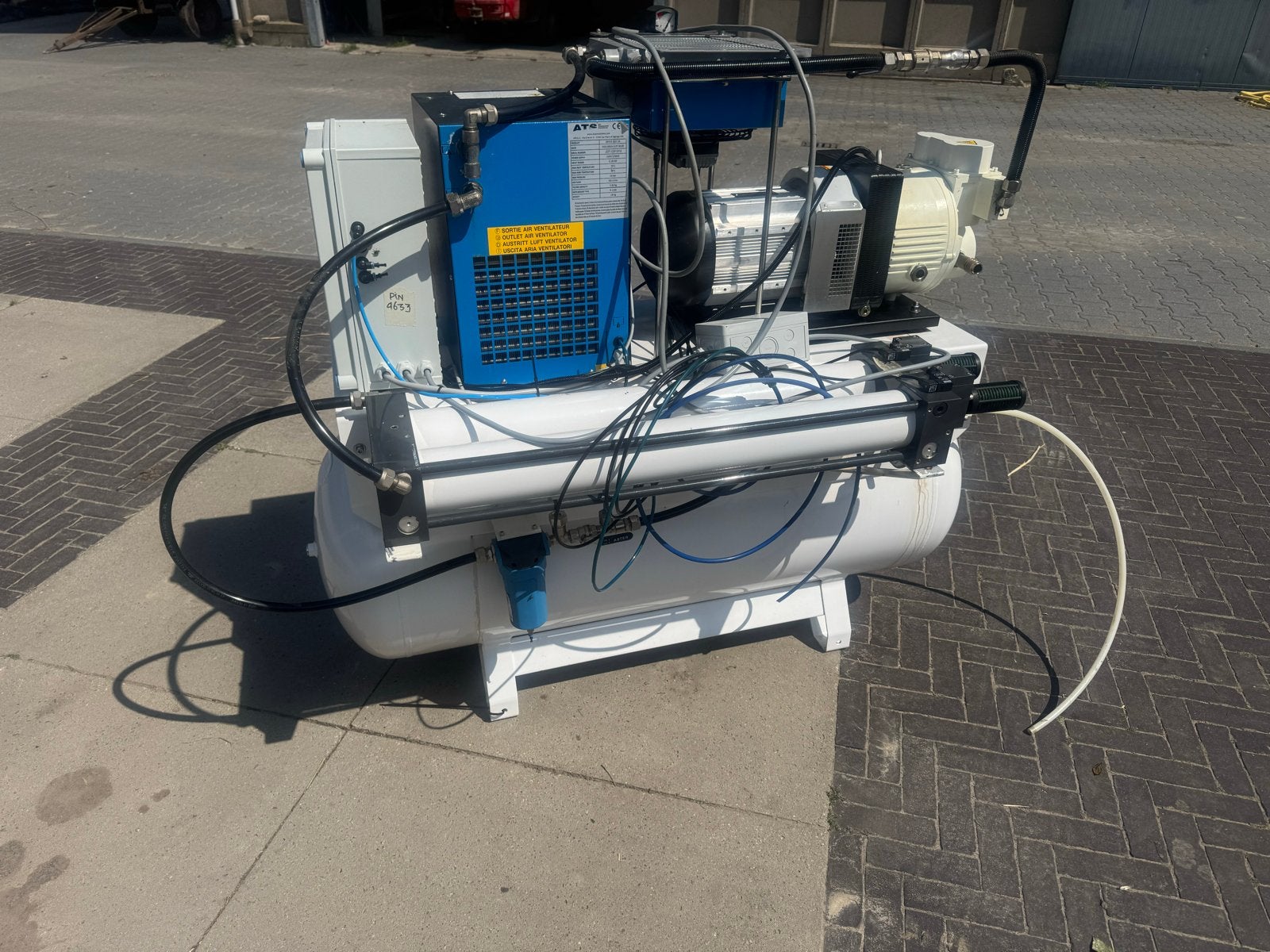 Energiezuinige Luchtcompressor met Dubbele Droger (4kW), Ophalen, Gebruikt, 400 tot 800 liter/min, 10 bar of meer