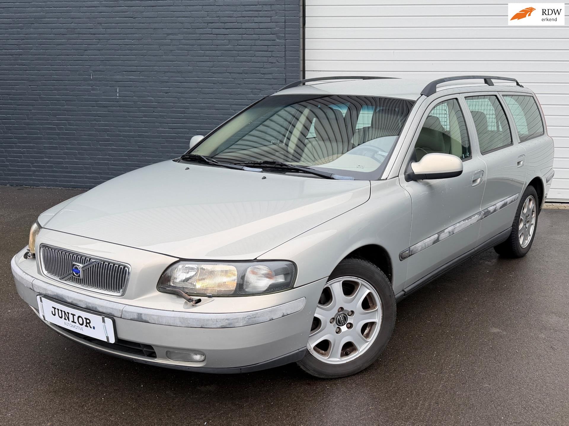 Volvo V70 2.4 T AUTO/DISTRIBUTIEVERVANGENLEDER/CRUISE/CLIMA/, Beige, 93 €/maand, Voorwielaandrijving, Automaat