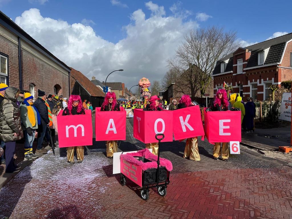 5 stuks Letterpakken Carnaval - 75x75cm - Verstelbare Banden, Ophalen, Zo goed als nieuw, Carnaval