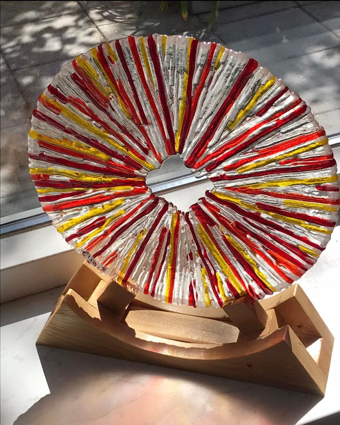 Glasfusing cirkel glasobject staander hout oranje rood geel, Meerkleurig, Overige stijlen, Nieuw, Ophalen of Verzenden
