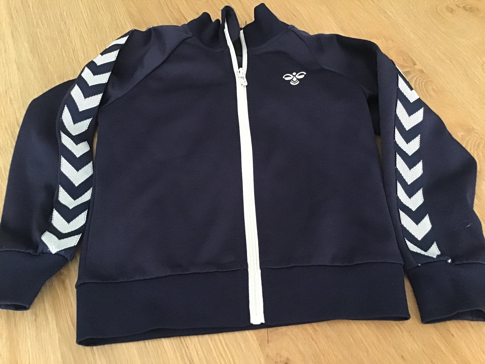 Hummel trainingsjack maat 116 - Zo goed als nieuw, Ophalen of Verzenden, Zo goed als nieuw, Jongen of Meisje, Sport- of Zwemkleding