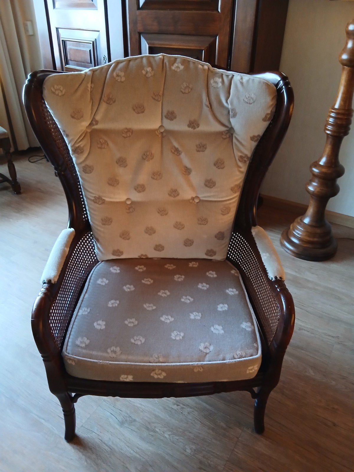 Klassieke rotan fauteuil met comfortabele kussens, Gebruikt, Bruin, Ophalen of Verzenden, Klassiek, Koloniaal