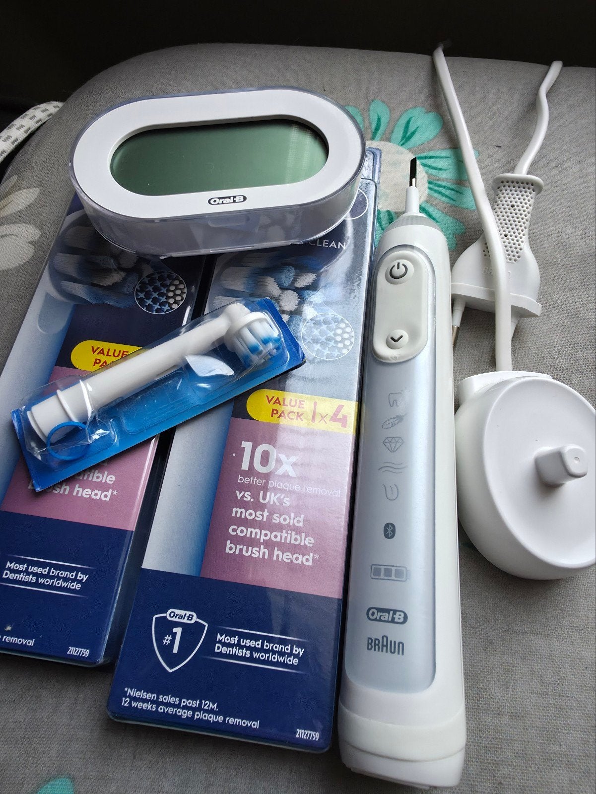 Oral-B PRO elektrische tandenborstel met opzetborstels, Ophalen, Zo goed als nieuw, Mondverzorging