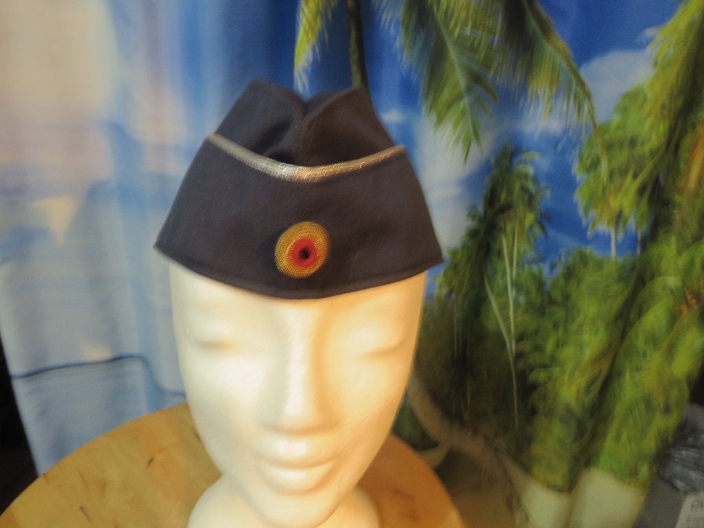 blauw schuitje met zilveren bies en goud rode accent, Verzamelen, Ophalen of Verzenden, Luchtmacht, Duitsland, Helm of Baret